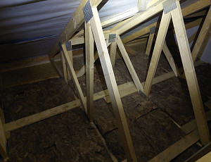 Zateplení stropu novostavby rodinného domu pomocí foukané izolace